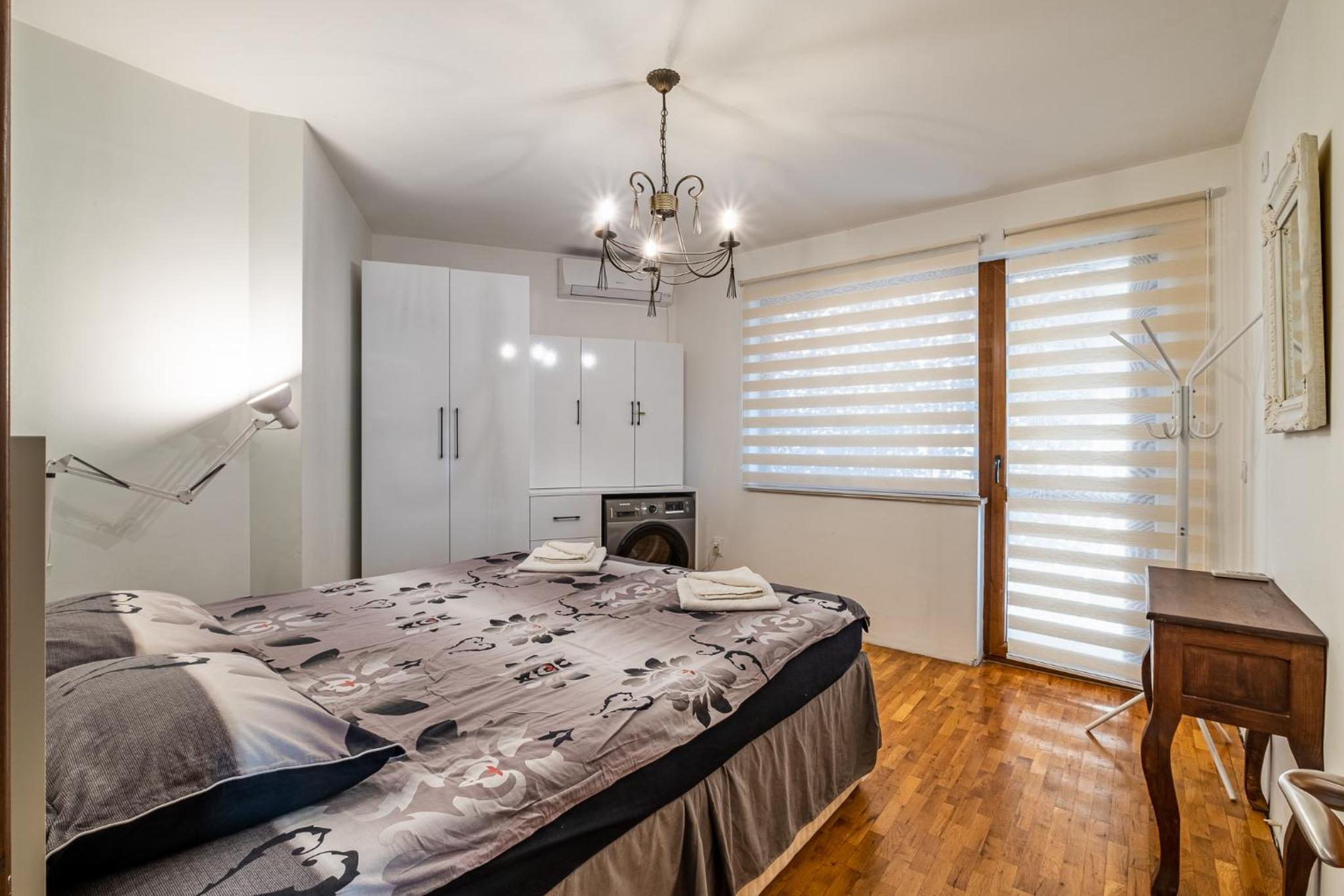 Roman Thermae 2bdrm Sunny Apartment