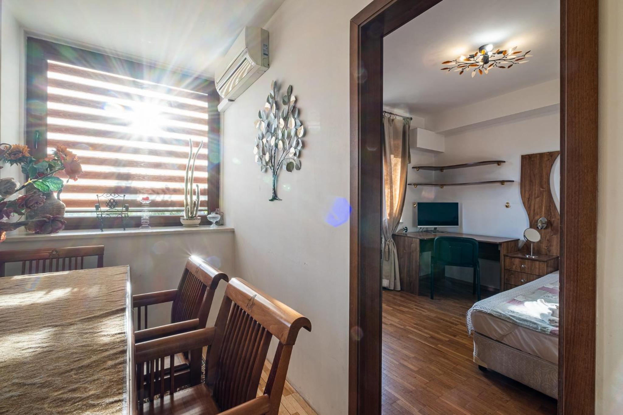 Roman Thermae 2bdrm Sunny Apartment