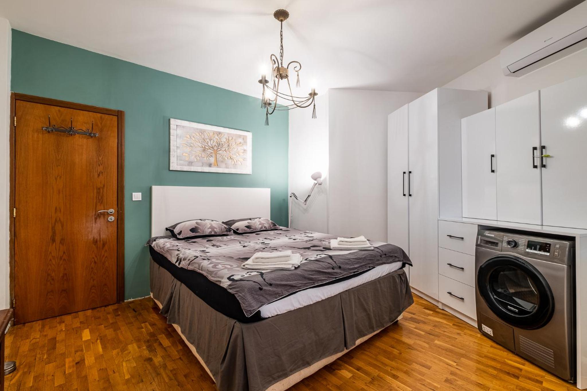 Roman Thermae 2bdrm Sunny Apartment