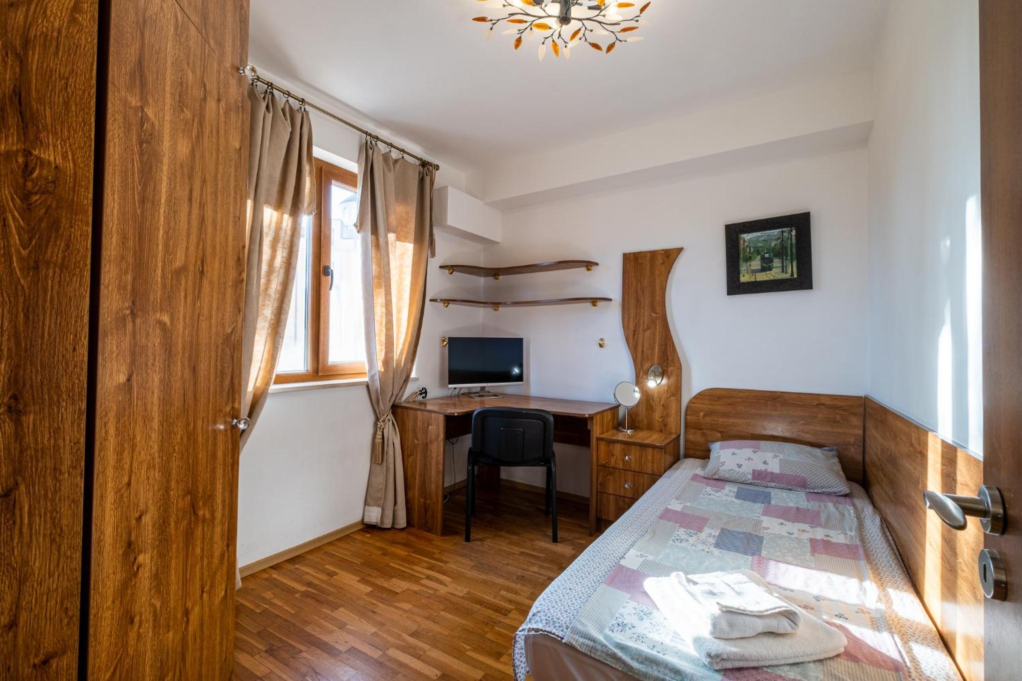 Roman Thermae 2bdrm Sunny Apartment