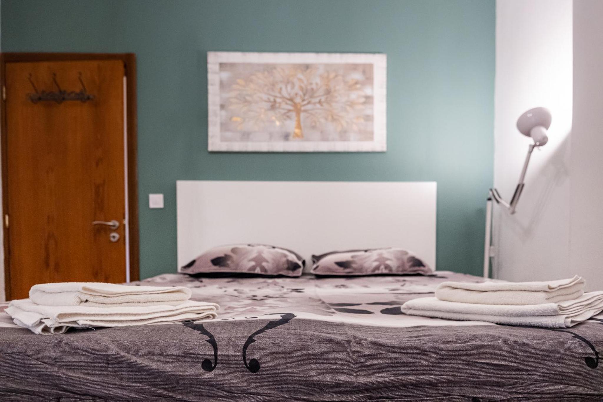 Roman Thermae 2bdrm Sunny Apartment