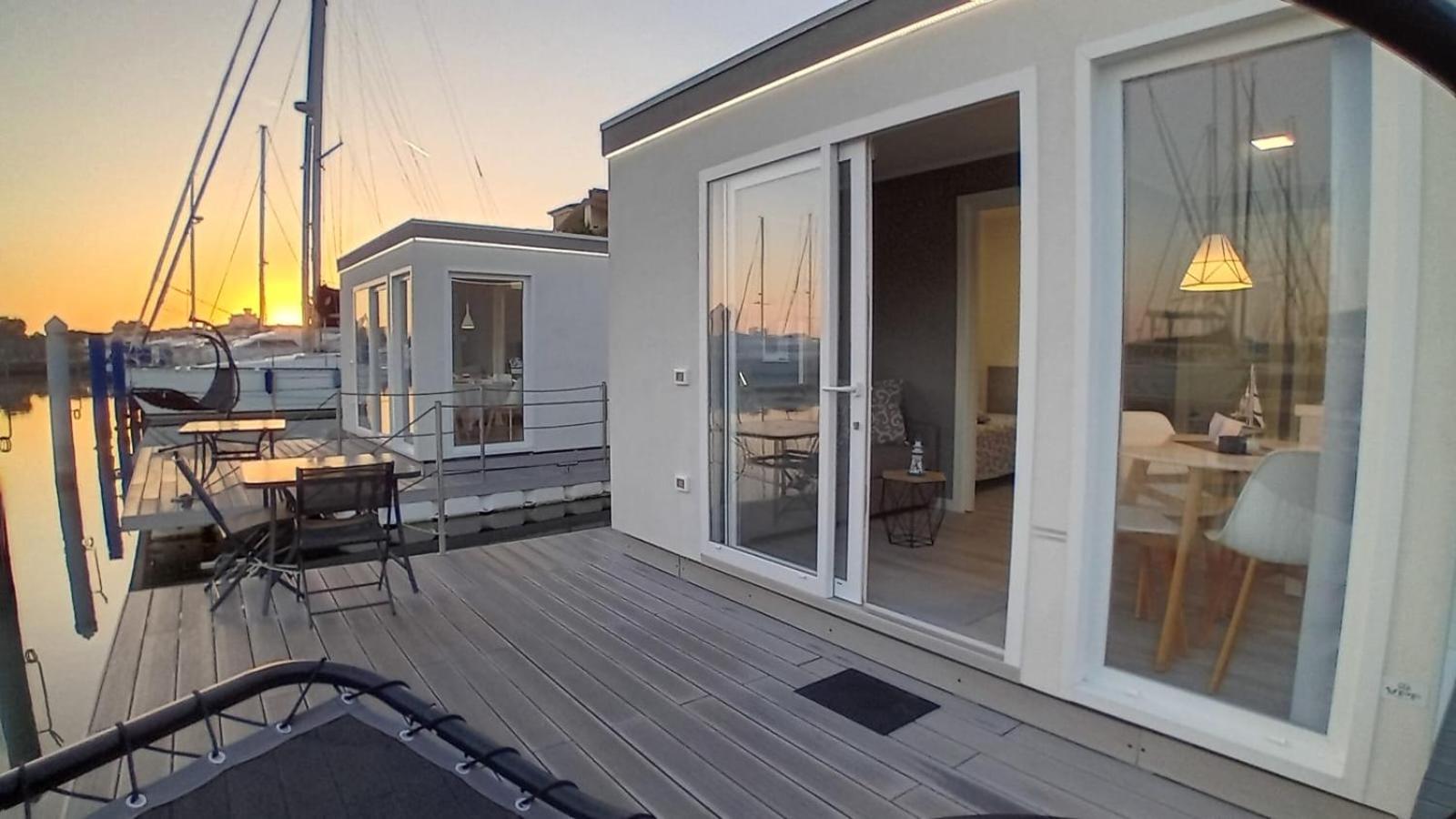 Marina degli Estensi Floating Resort - House Boat view 5