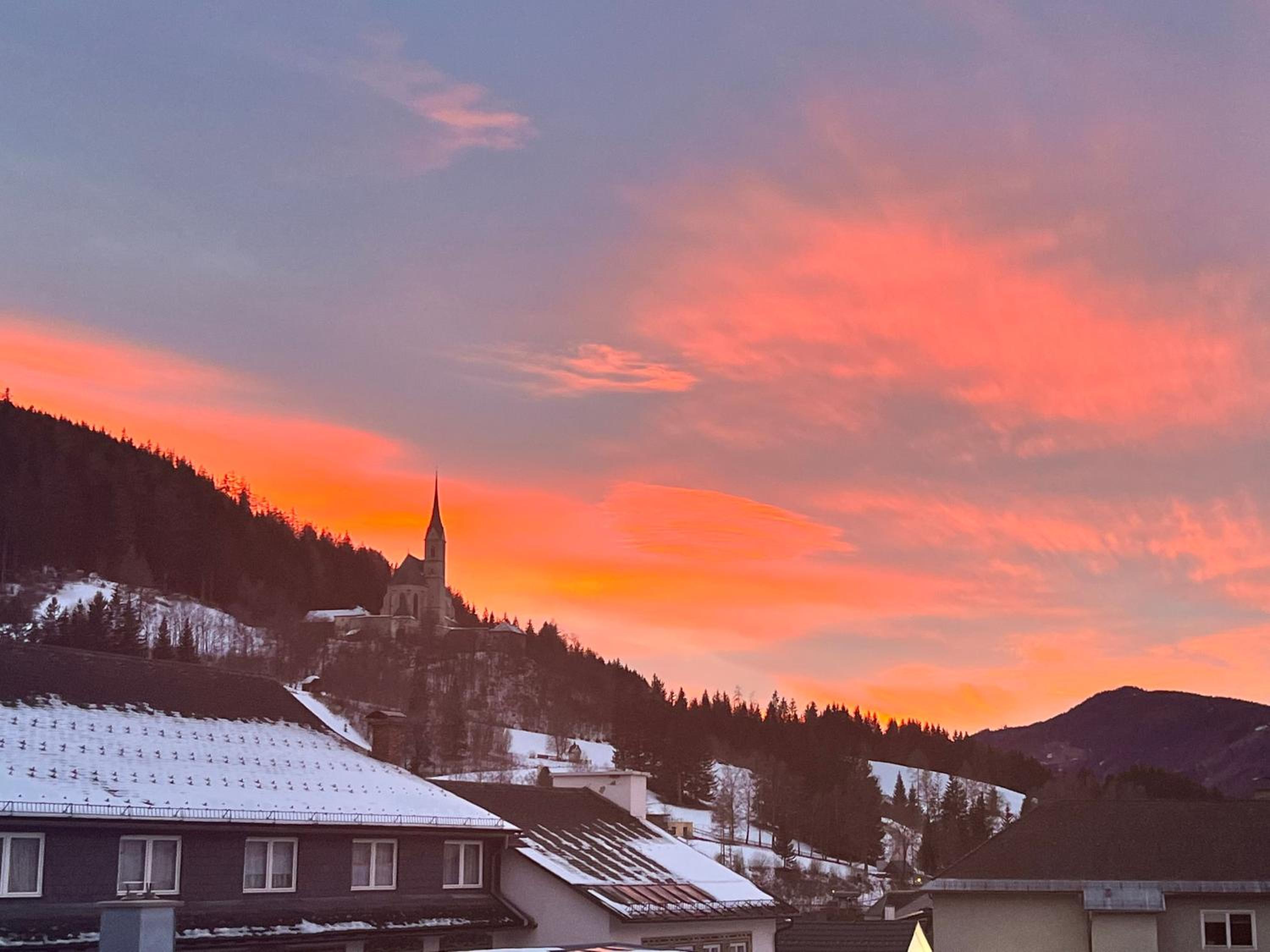 HILLSIDE HOME in the heart of Tamsweg, perfect retreat for a cozy stay in the Valley