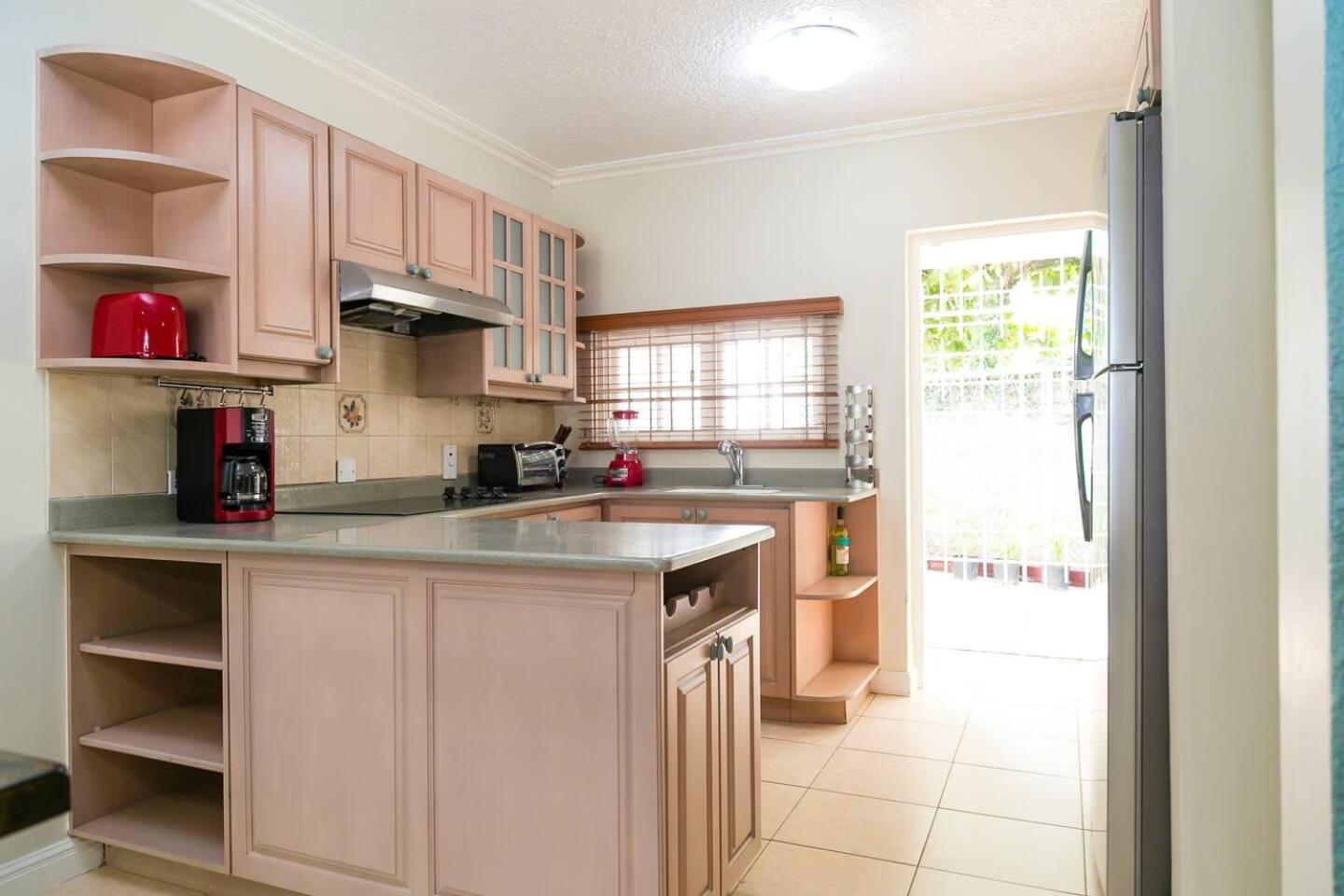 Captivating 2-Bed Town-House in Kingston view 5