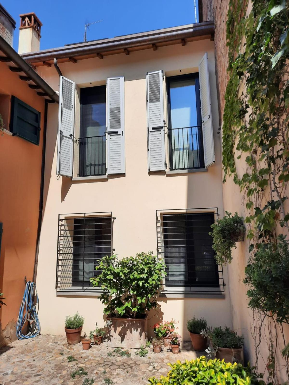 Piazza Savonarola 13