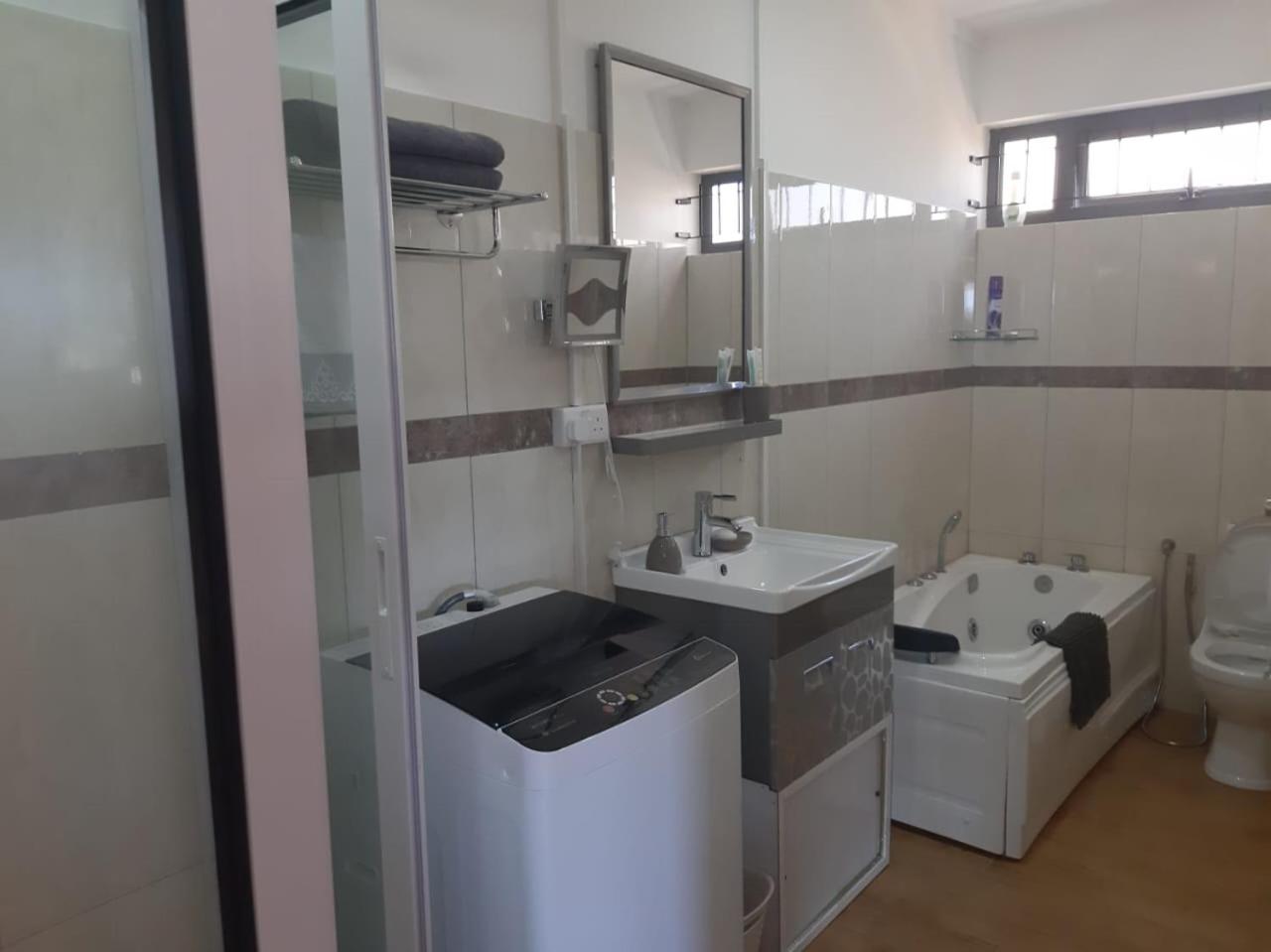 2BR Beach Apartment 3min Walk to Flic en Flac Beach with Pool Balcony AC