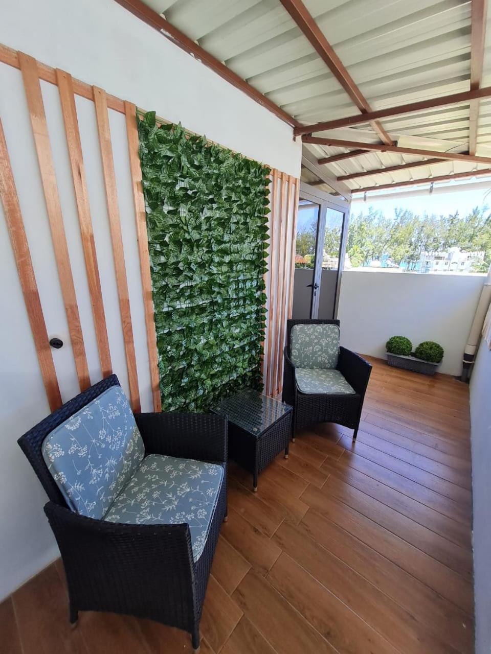 2BR Beach Apartment 3min Walk to Flic en Flac Beach with Pool Balcony AC