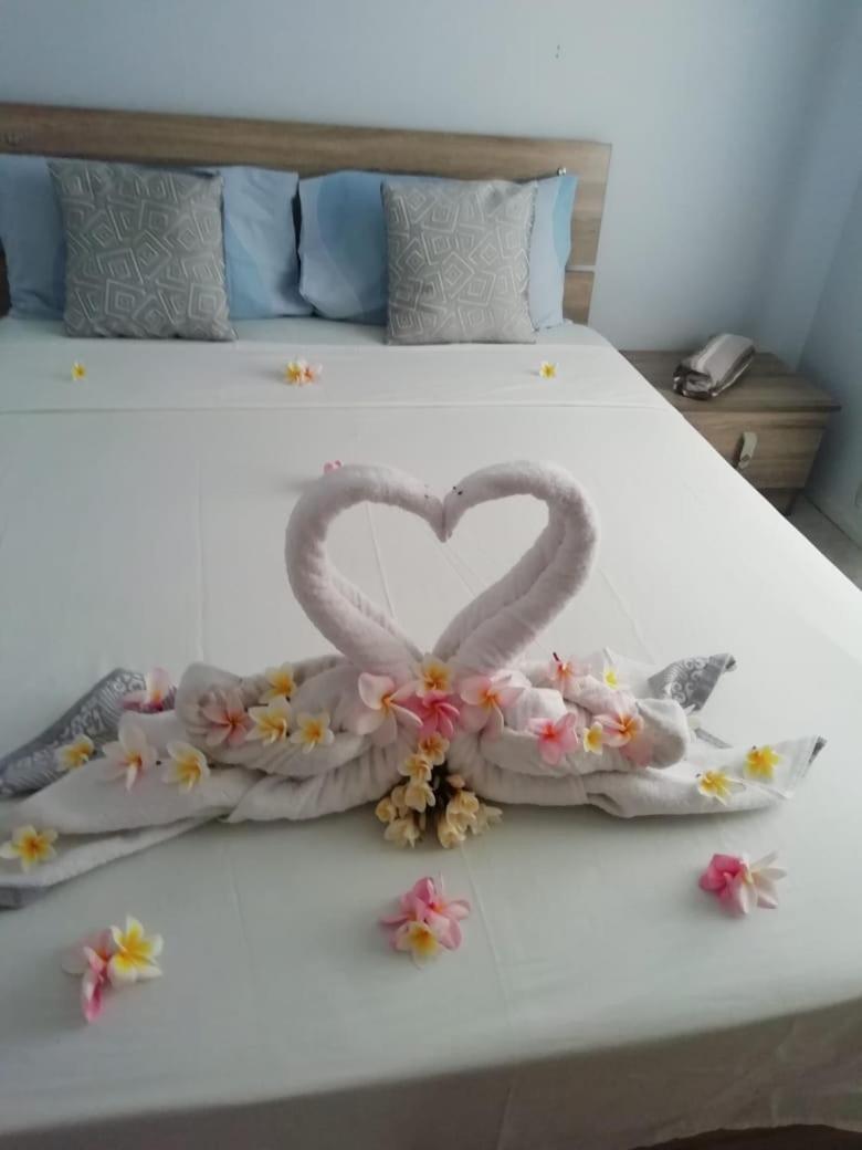 2BR Beach Apartment 3min Walk to Flic en Flac Beach with Pool Balcony AC