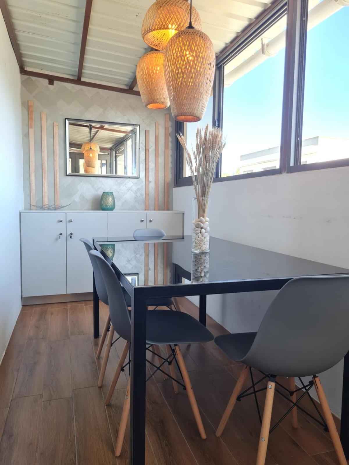 2BR Beach Apartment 3min Walk to Flic en Flac Beach with Pool Balcony AC