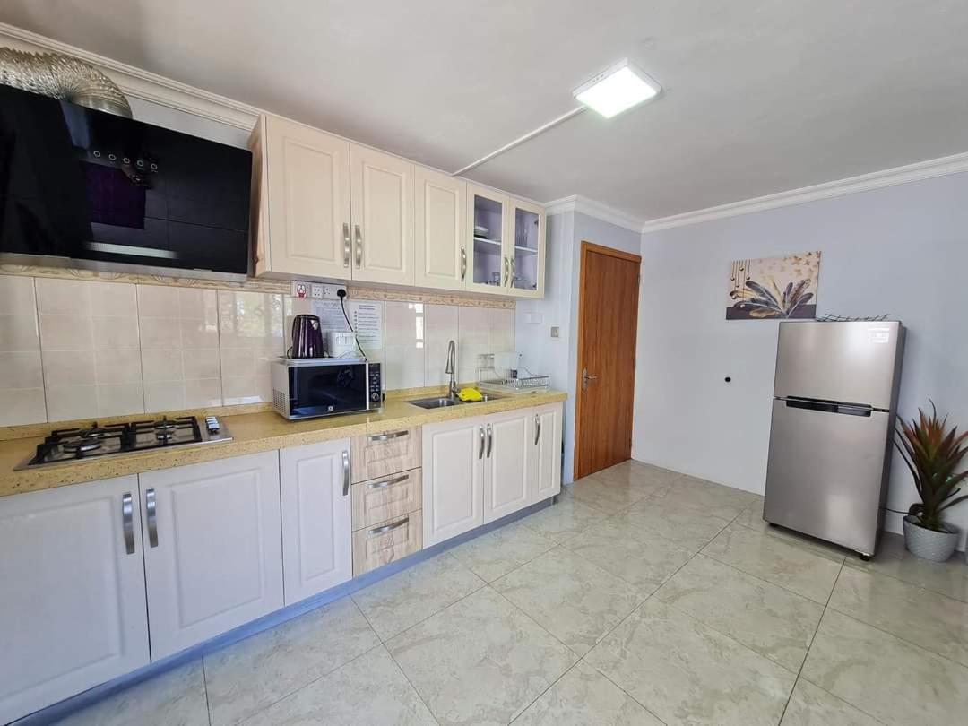 2BR Beach Apartment 3min Walk to Flic en Flac Beach with Pool Balcony AC
