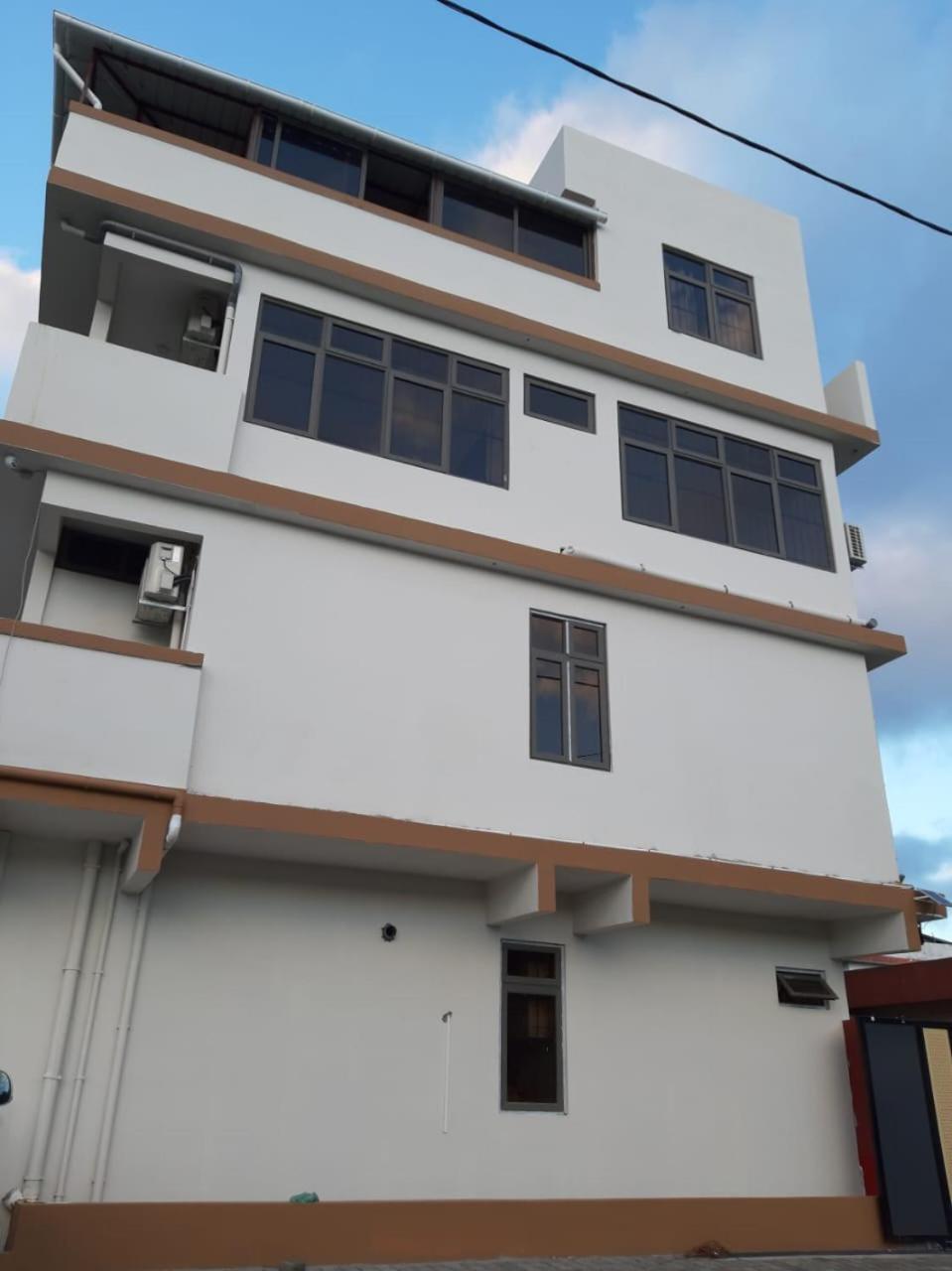 2BR Beach Apartment 3min Walk to Flic en Flac Beach with Pool Balcony AC