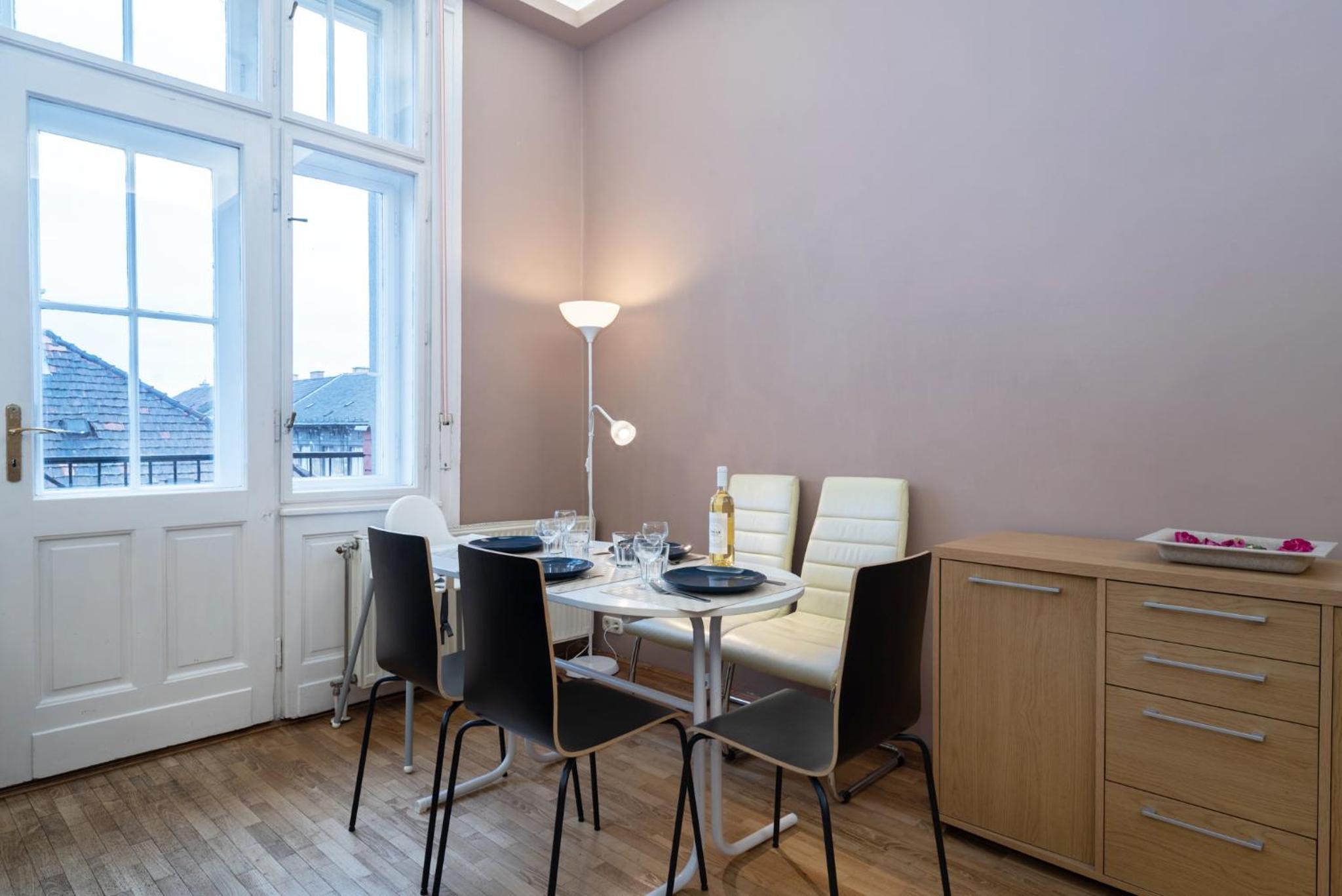 Kiraly Central Apartment with FREE parking and AC view 5