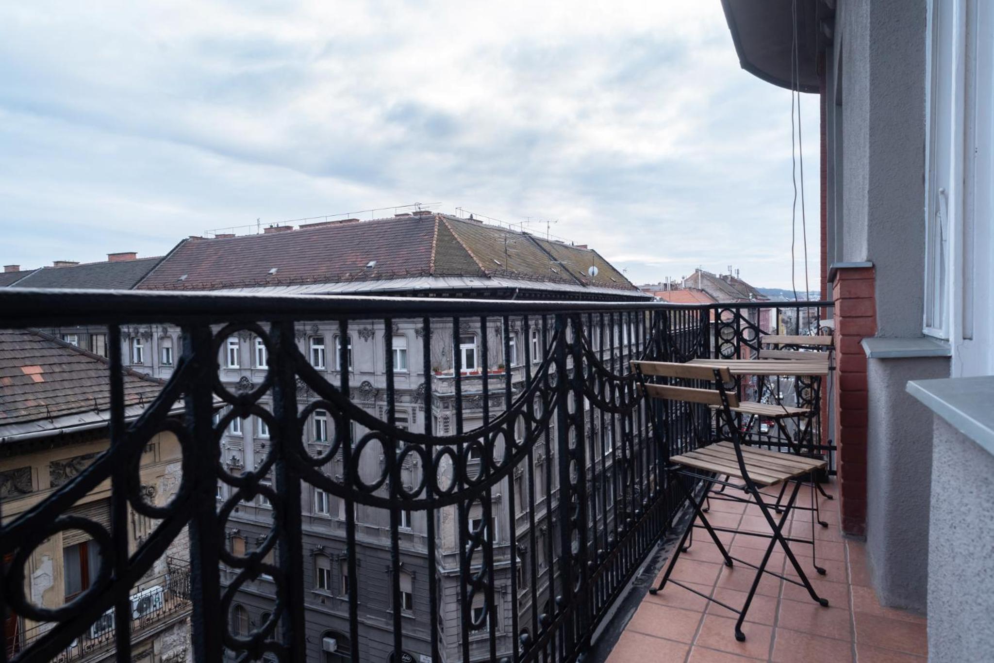 Kiraly Central Apartment with FREE parking and AC view 2
