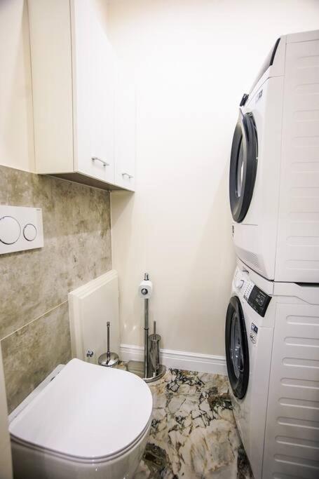 Spadalux Apartment - 3 BR 4 Bath Luxury Apt