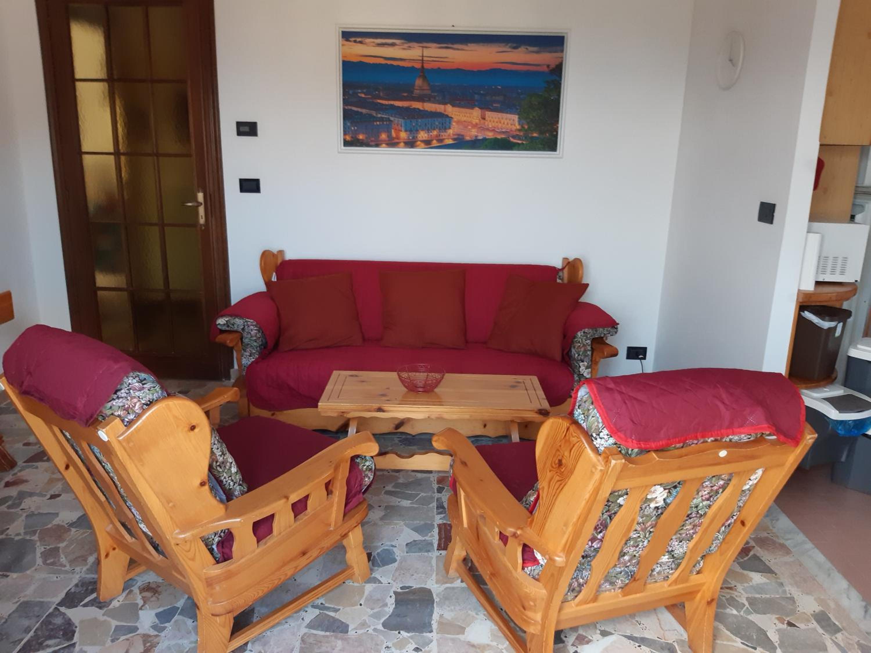 Grazioso bilocale Merlino, luminoso con vista Santuario, wifi view 3