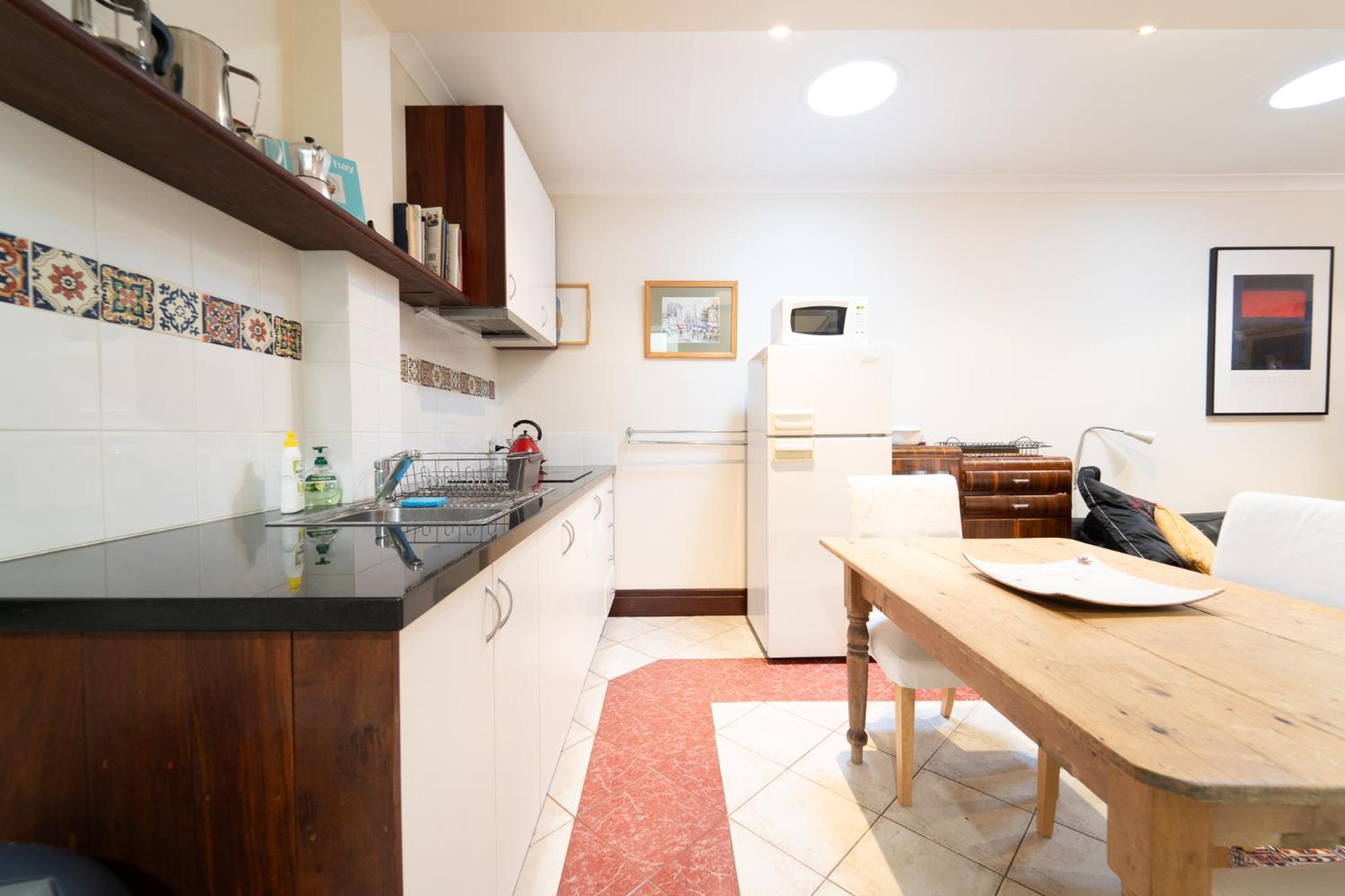 Snow-white's 2 bedroom City heart Cottage in Perth 6000