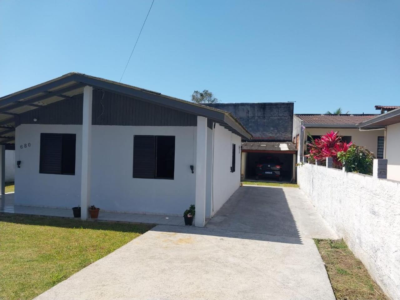 Casa disponível para diária, 300m do mar casa sozinha no terreno