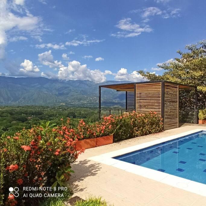 Piscina-gran vista-clima cálido y pueblo histórico