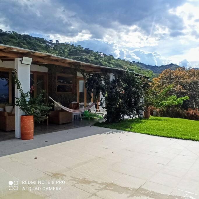 Piscina-gran vista-clima cálido y pueblo histórico
