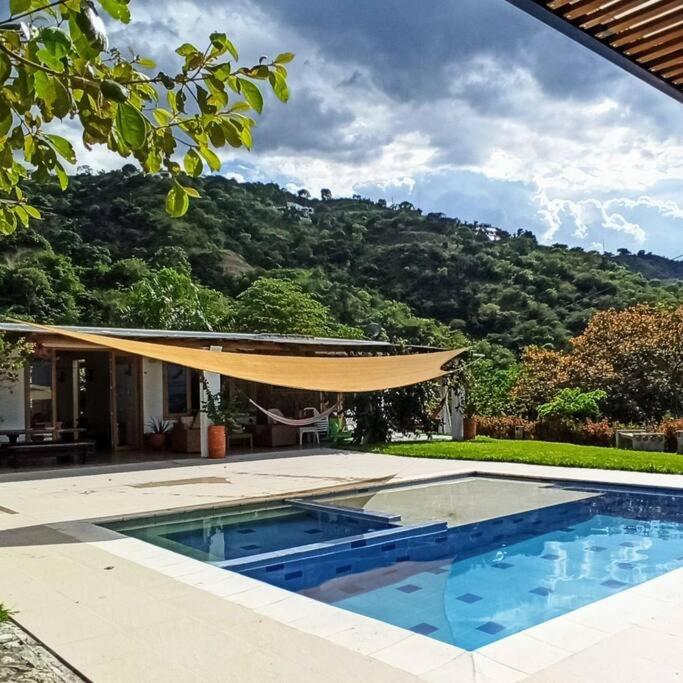 Piscina-gran vista-clima cálido y pueblo histórico