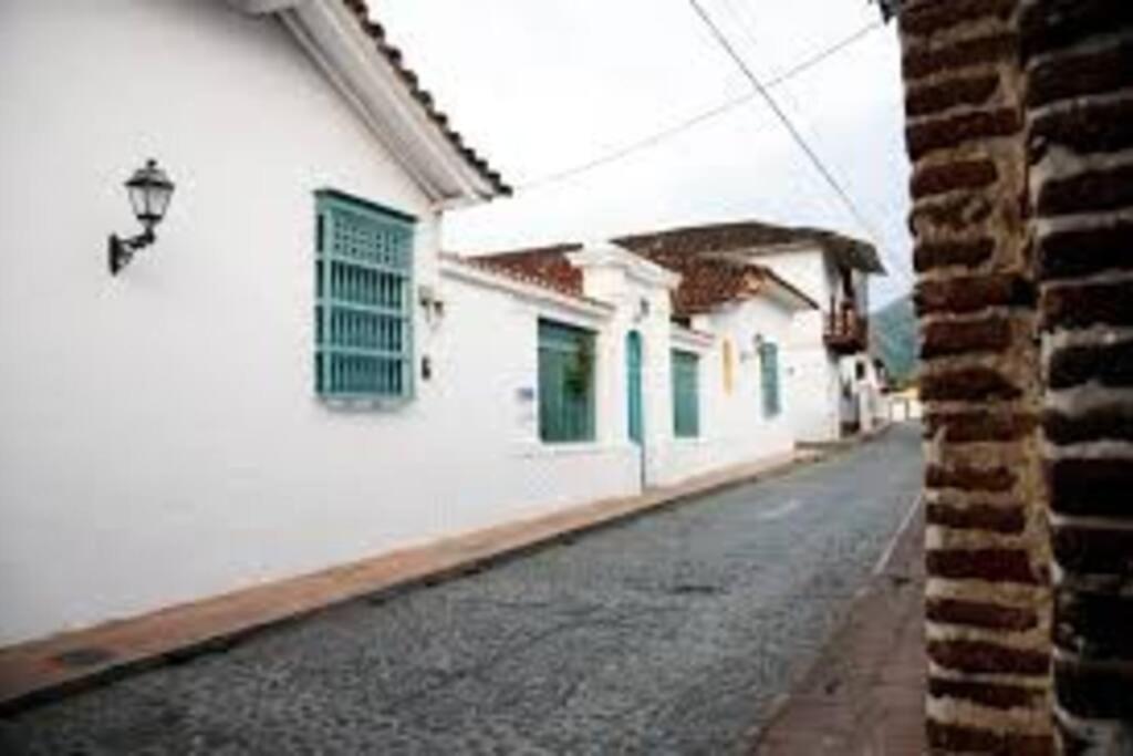 Piscina-gran vista-clima cálido y pueblo histórico