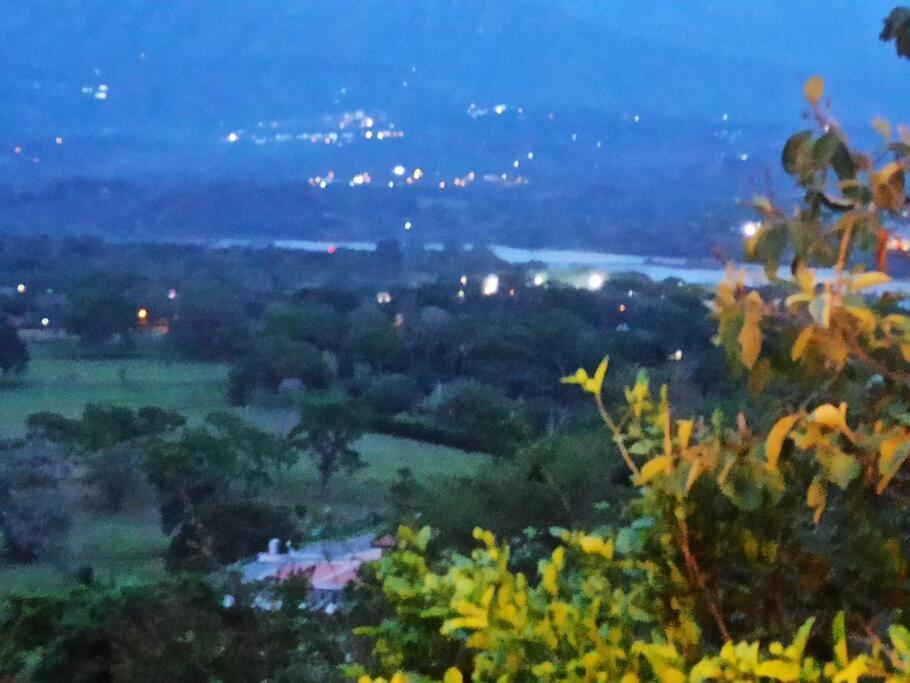 Piscina-gran vista-clima cálido y pueblo histórico