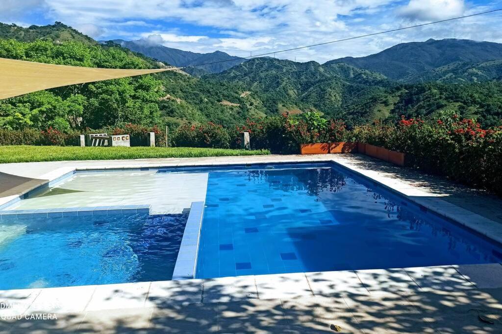 Piscina-gran vista-clima cálido y pueblo histórico