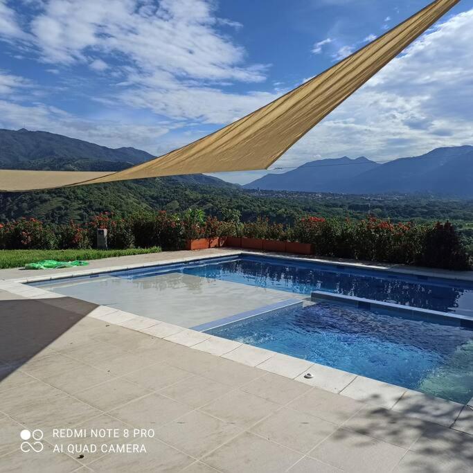Piscina-gran vista-clima cálido y pueblo histórico