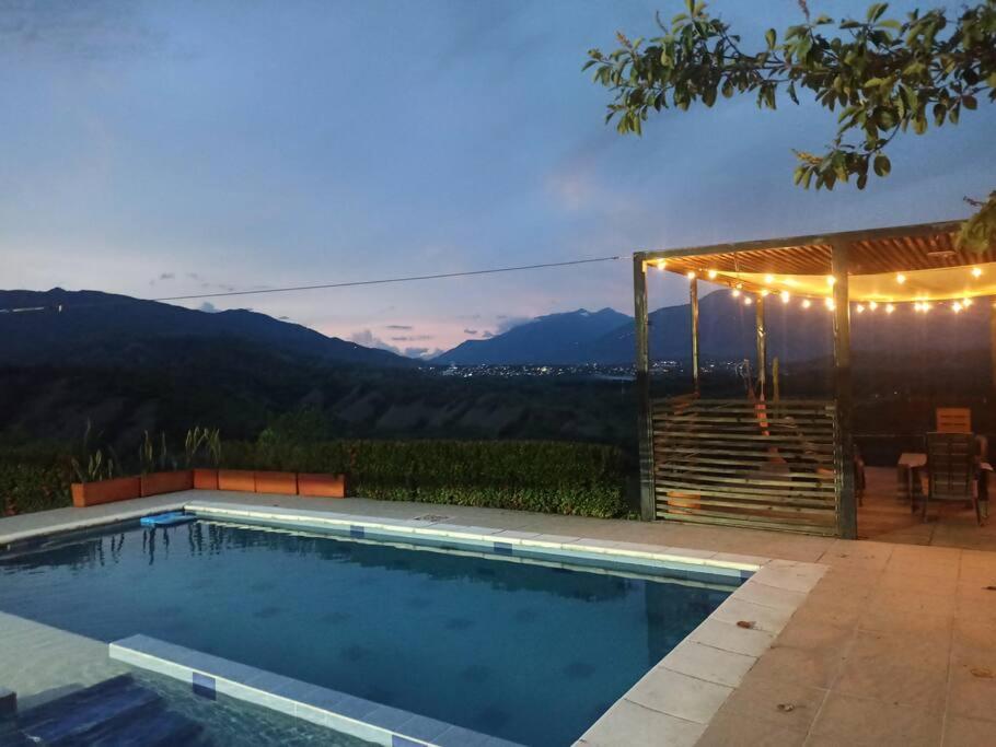 Piscina-gran vista-clima cálido y pueblo histórico