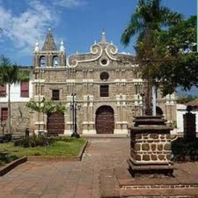 Piscina-gran vista-clima cálido y pueblo histórico