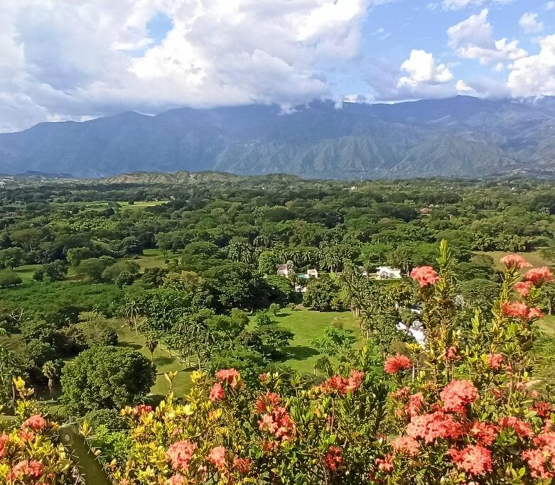 Piscina-gran vista-clima cálido y pueblo histórico