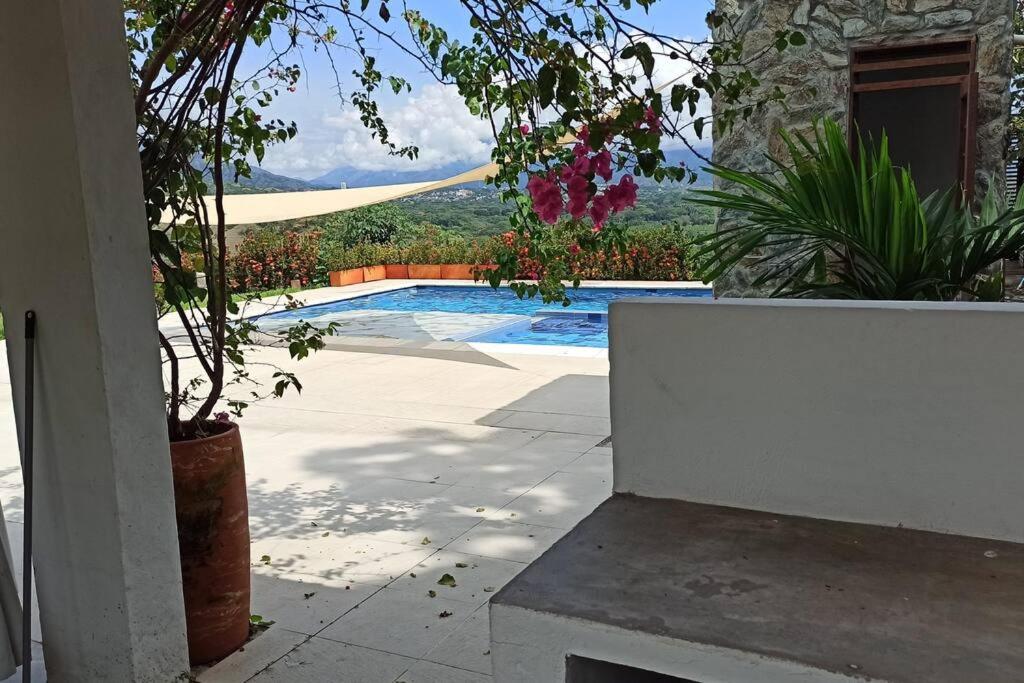Piscina-gran vista-clima cálido y pueblo histórico