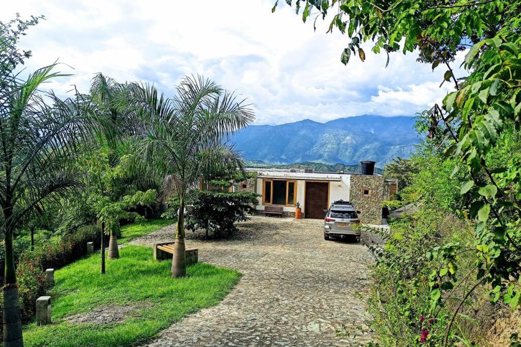 Piscina-gran vista-clima cálido y pueblo histórico