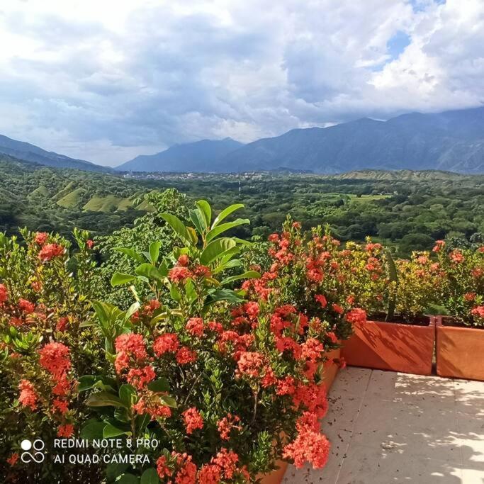 Piscina-gran vista-clima cálido y pueblo histórico