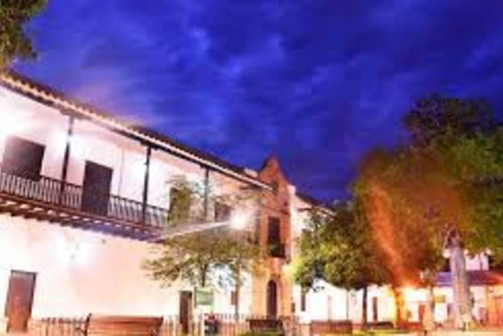 Piscina-gran vista-clima cálido y pueblo histórico