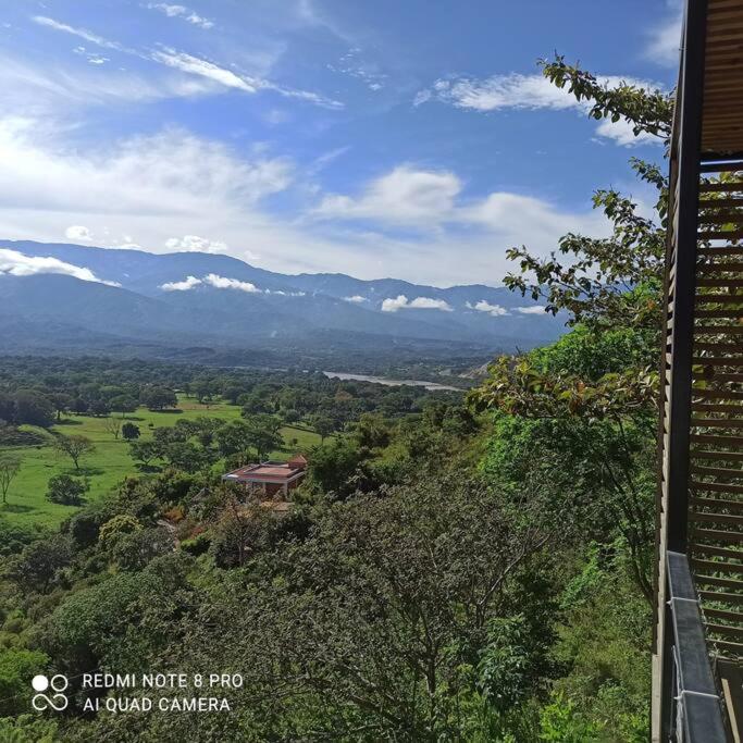 Piscina-gran vista-clima cálido y pueblo histórico
