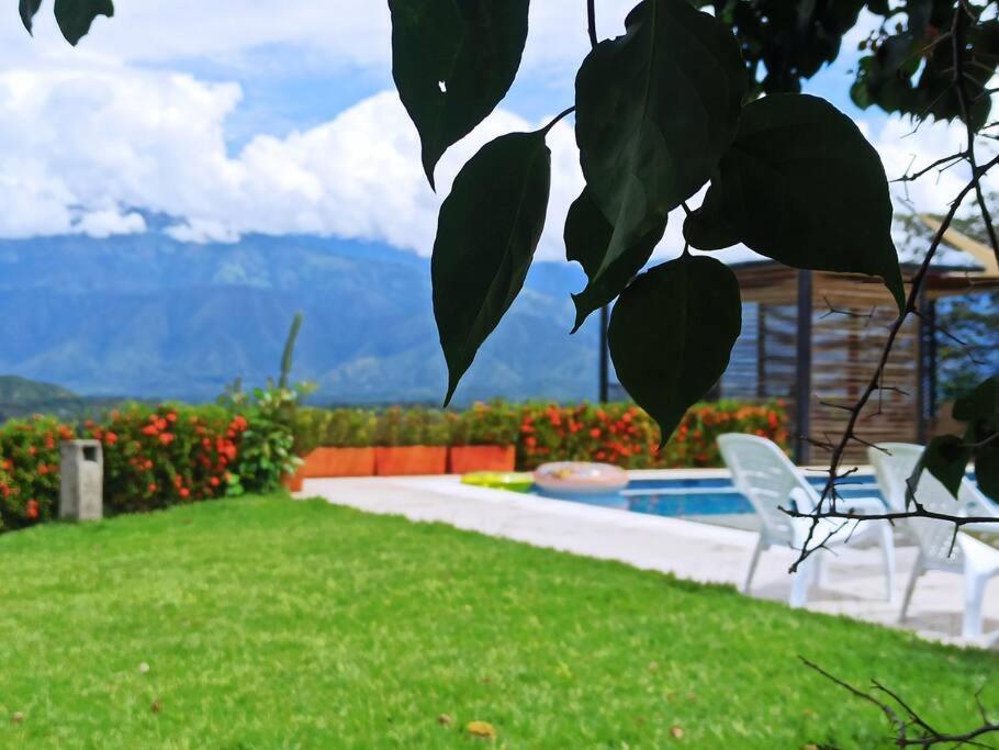 Piscina-gran vista-clima cálido y pueblo histórico