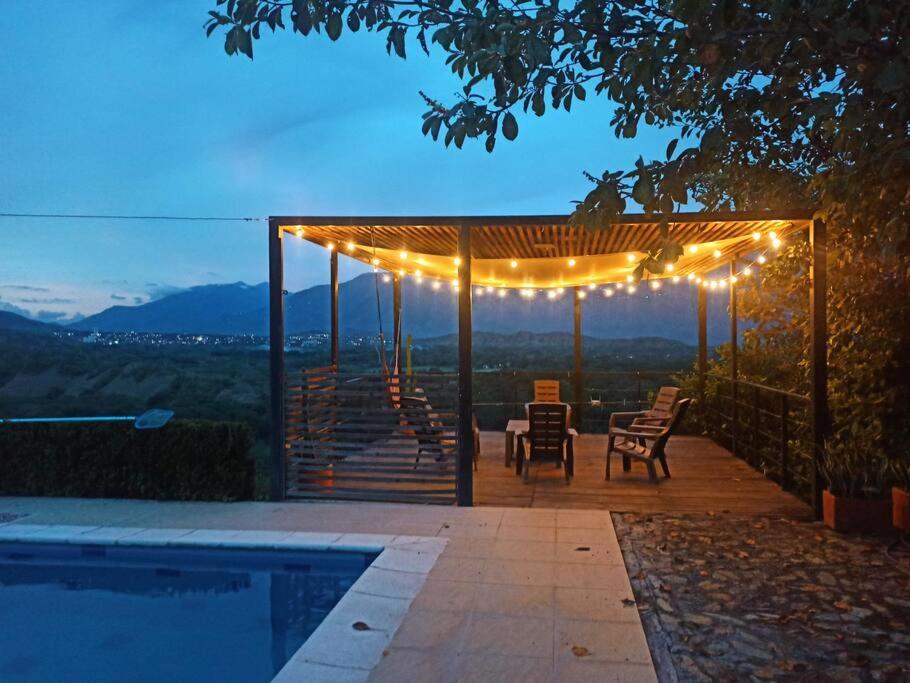 Piscina-gran vista-clima cálido y pueblo histórico