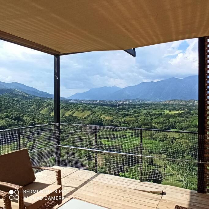 Piscina-gran vista-clima cálido y pueblo histórico