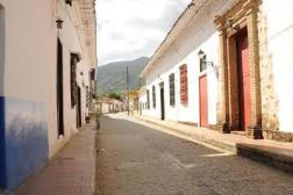 Piscina-gran vista-clima cálido y pueblo histórico