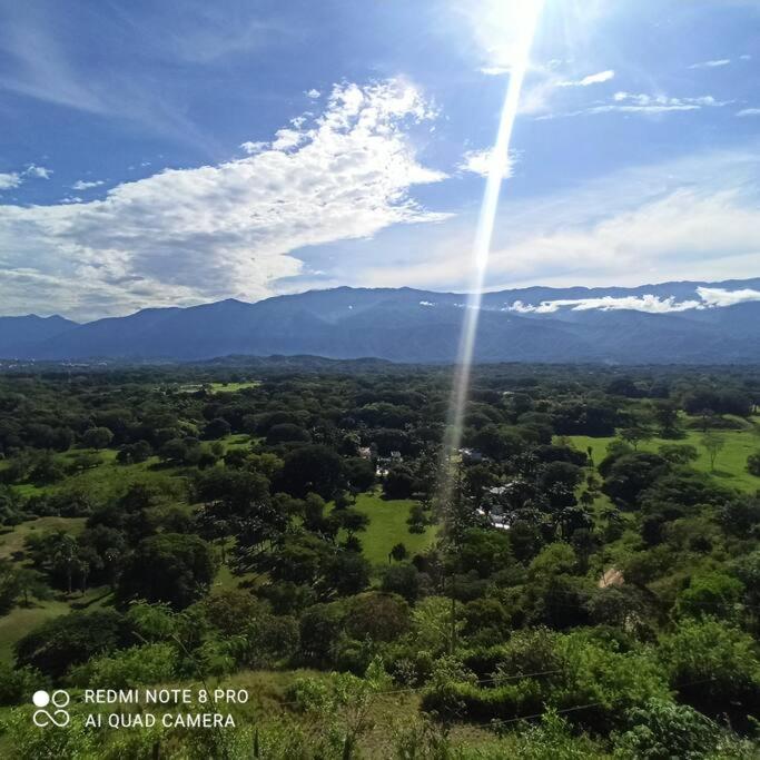 Piscina-gran vista-clima cálido y pueblo histórico