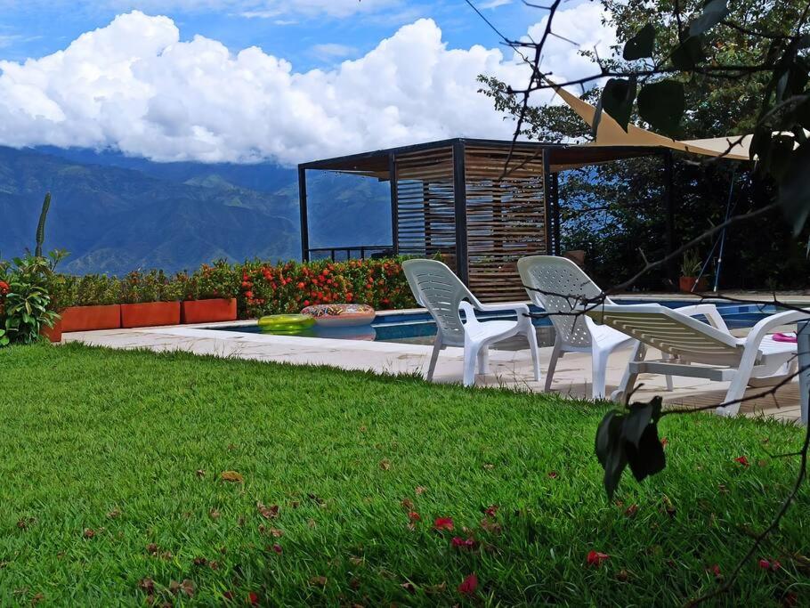 Piscina-gran vista-clima cálido y pueblo histórico