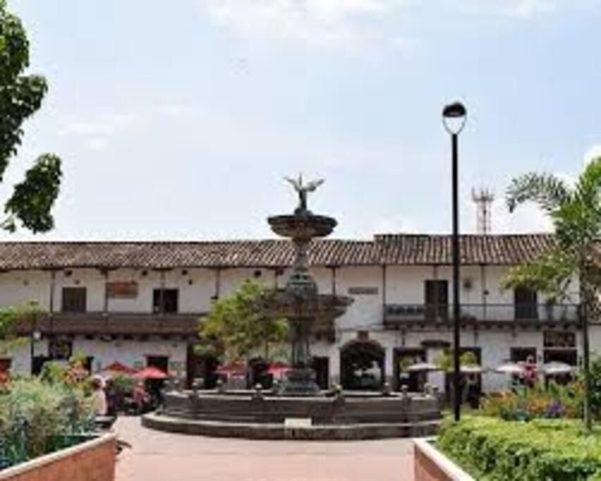 Piscina-gran vista-clima cálido y pueblo histórico