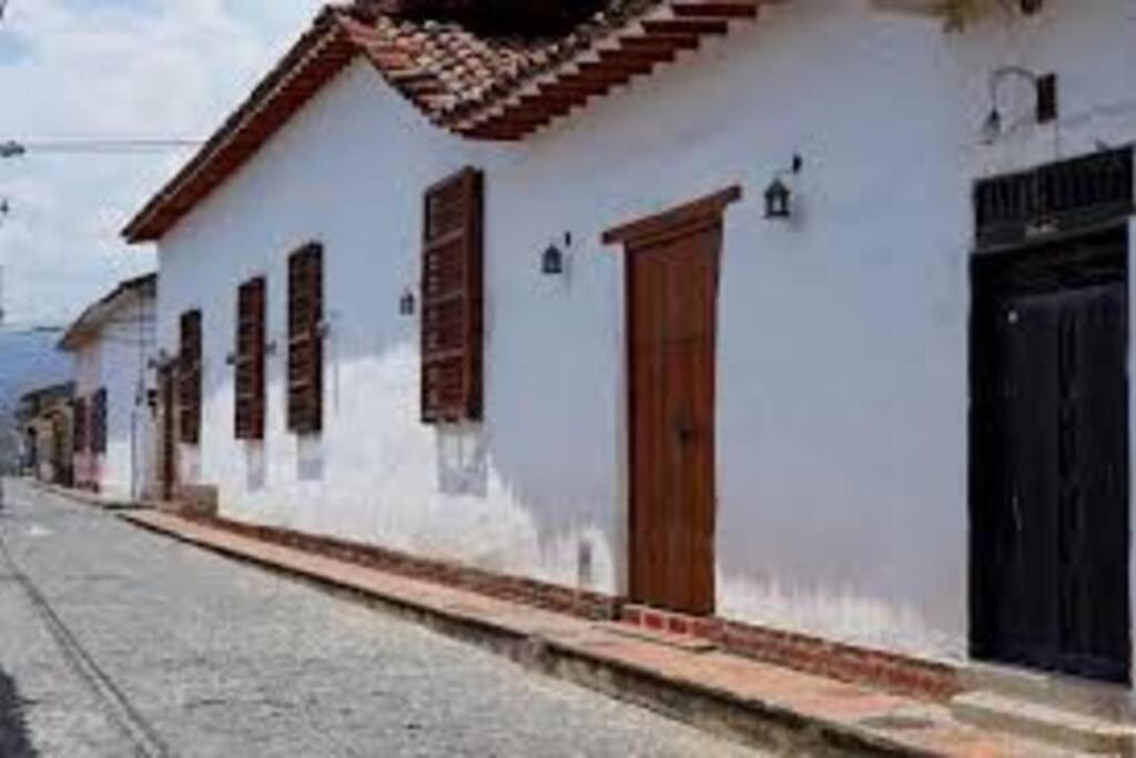 Piscina-gran vista-clima cálido y pueblo histórico