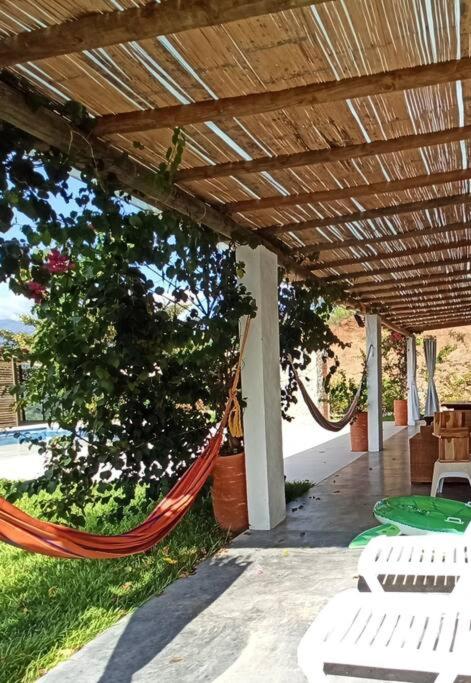 Piscina-gran vista-clima cálido y pueblo histórico