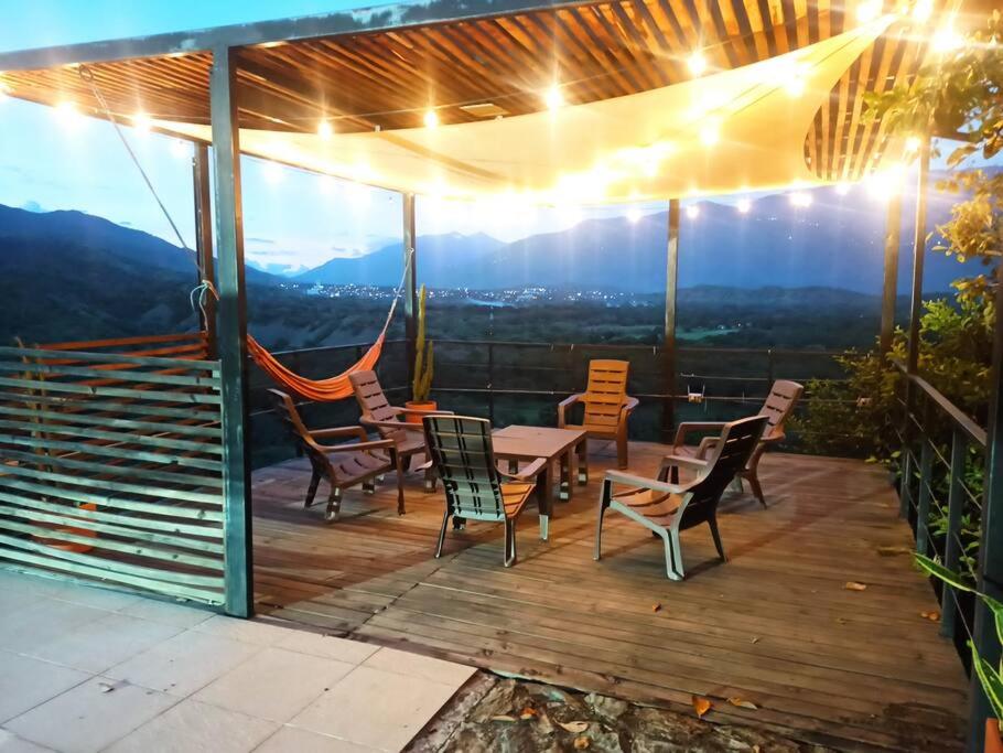 Piscina-gran vista-clima cálido y pueblo histórico