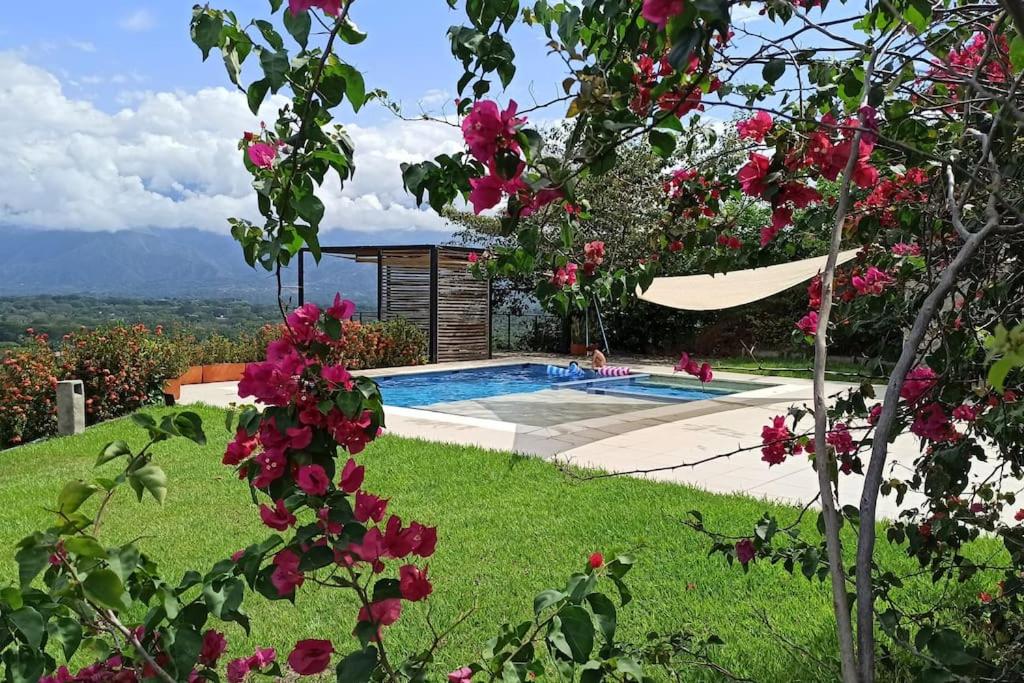 Piscina-gran vista-clima cálido y pueblo histórico