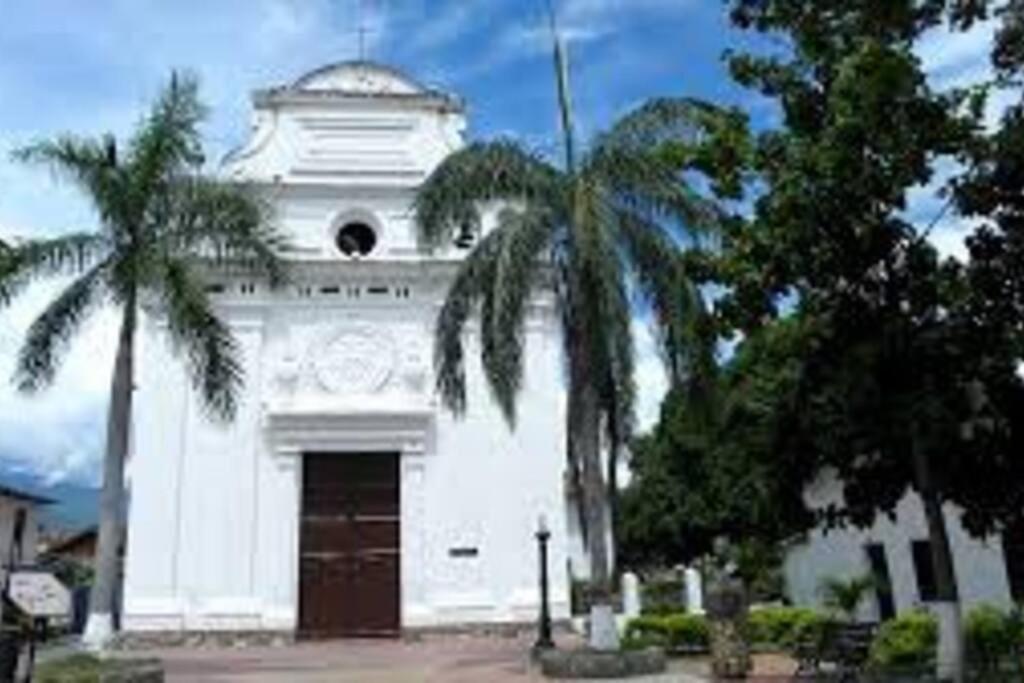 Piscina-gran vista-clima cálido y pueblo histórico