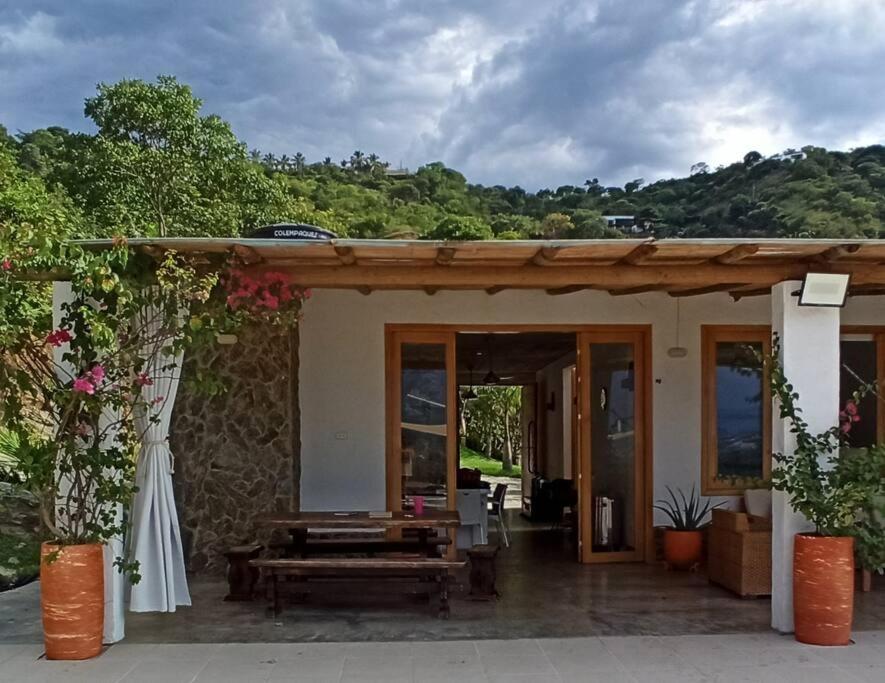 Piscina-gran vista-clima cálido y pueblo histórico