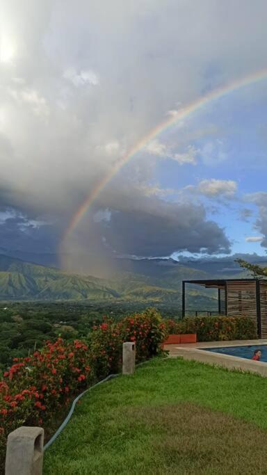 Piscina-gran vista-clima cálido y pueblo histórico